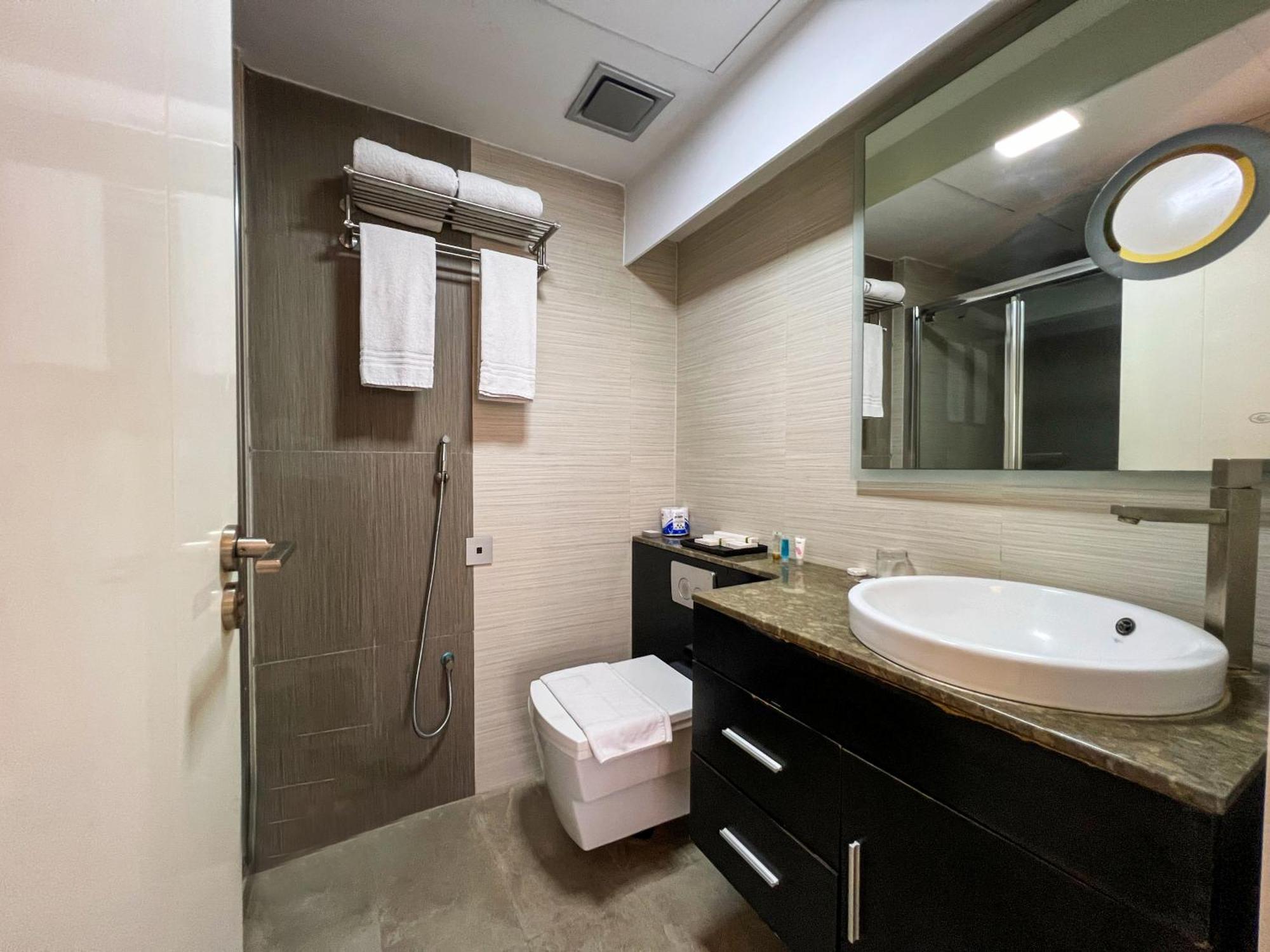 Coventina Lake Suites Дака Екстериор снимка