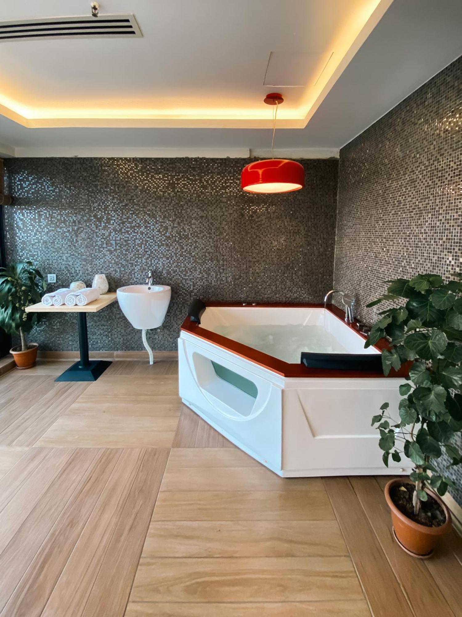 Coventina Lake Suites Дака Екстериор снимка